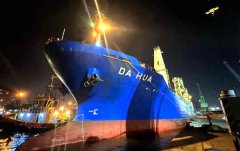 雅万高铁高速动车组和综合检测列车运抵印尼雅加达港