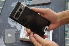 谷歌Pixel7Pro开箱：后置相机模组辨识度极高